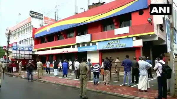 Liquor-loves-queue-up-for-their-quota-during-lockdown-in-Kerala_