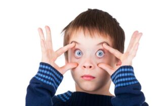 Bewildered-child-at-fmcg-products-sold-through-religion.