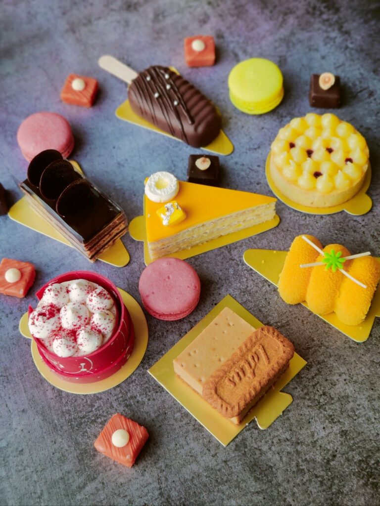 cheflife-pastrychef-chefjobs-hotelier-pastrypassion-cakeporn-instaart-colours-summer-macarons-magnum-citrus-chocolateart.