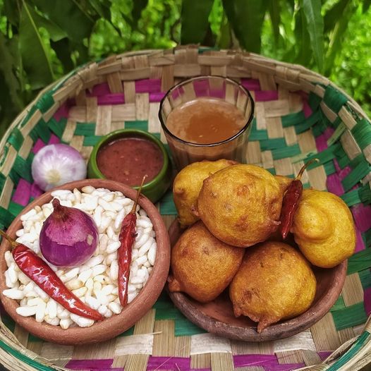 Aloo-Chop-Mudhi-Tomato-Chutney-and-Tea.