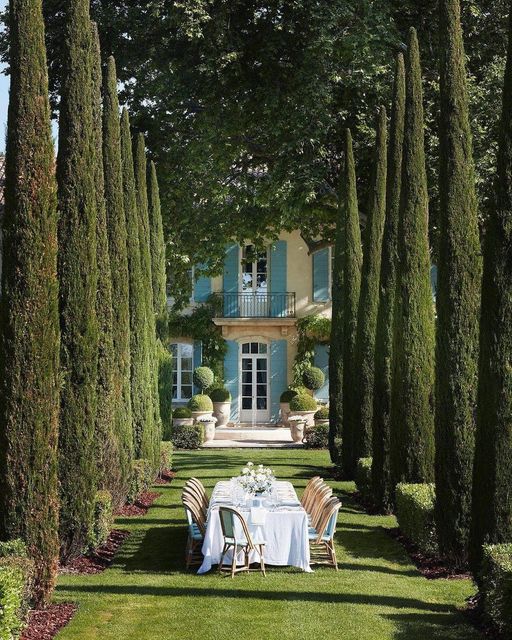Dining outdoors in the hospitality industry